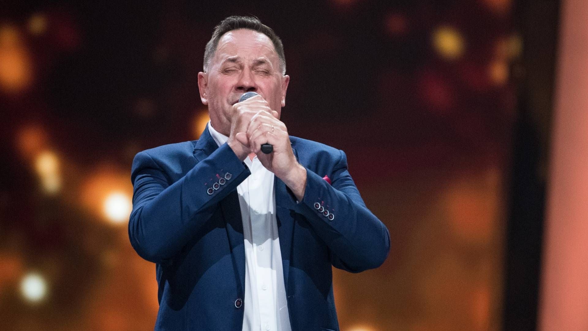 Choć Krzysztof Piotrowski nie zdobył uznania trenerów wykonaniem „Can You Feel the Love Tonight”, jego duet z Robertem Janowskim zostanie w pamięci na długo. Fot. Waldemar Kompała/ TVP