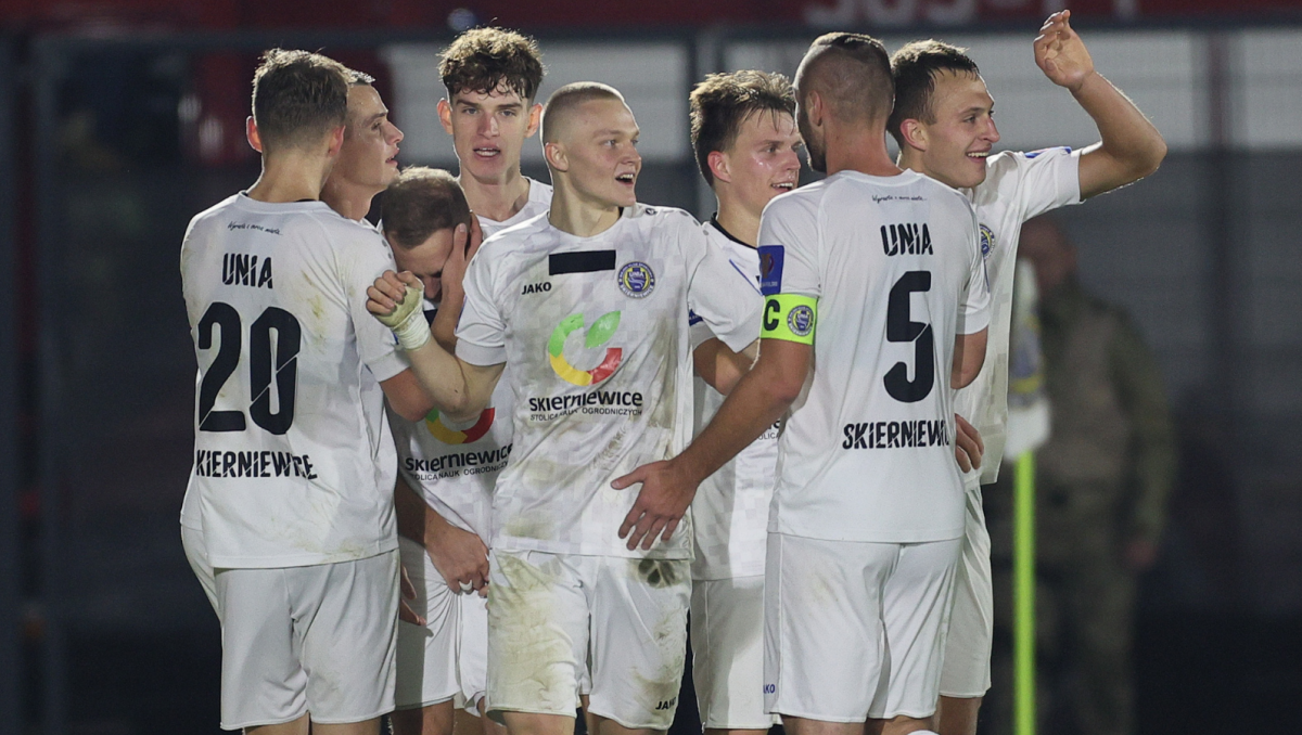 Kuba Czarnecki (w środku) podczas meczu Pucharu Polski z GKS-em Katowice (fot. 400mm.pl/Marcin Bryja) Jakub Czarnecki (w środku) podczas meczu Pucharu Polski z GKS-em Katowice (fot. 400mm.pl/Marcin Bryja)