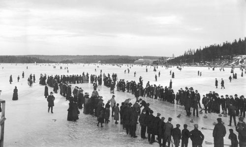 Widzowie przyglądają się curlingowi na jeziorze w Dartmouth, Nowa Szkocja, Kanada,  rok 1897. Fot. Wikiimedia