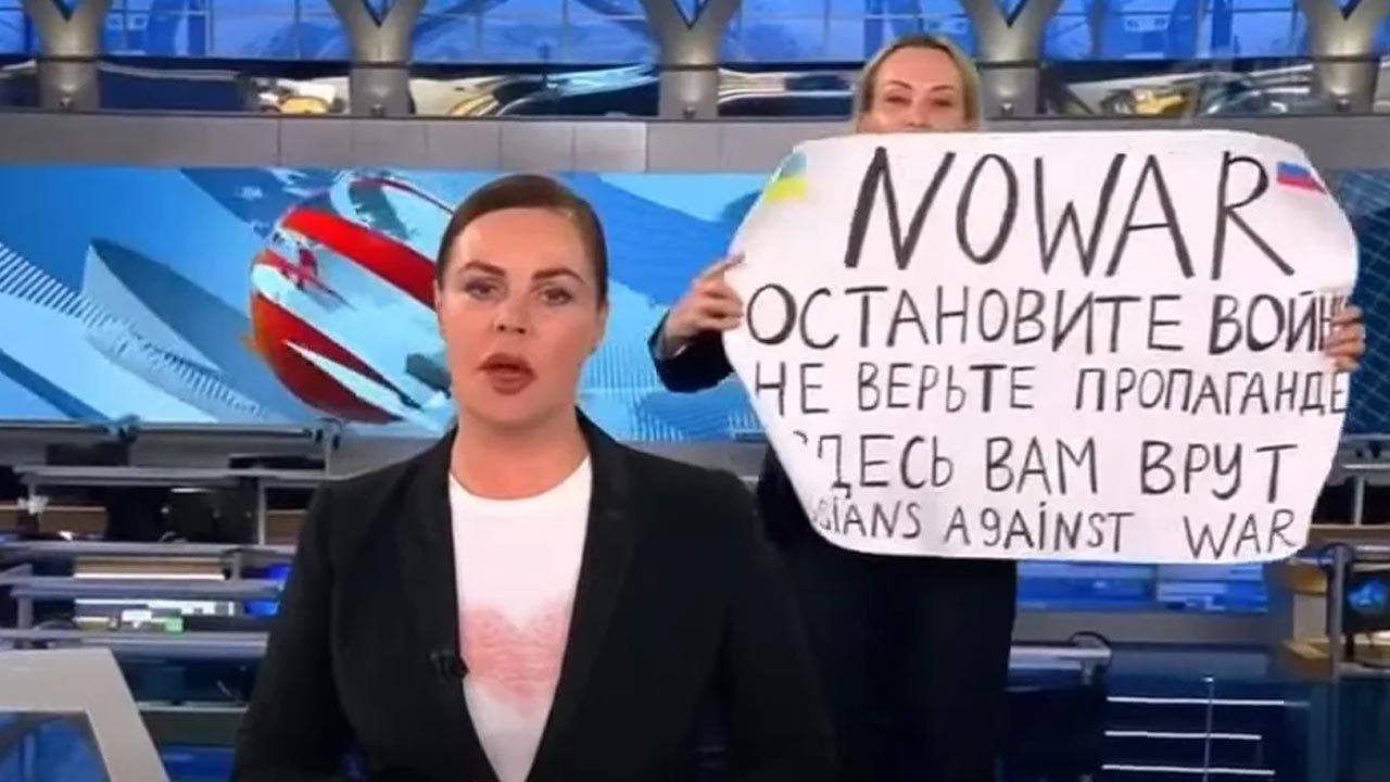 Adwokaci od 10 godzin nie mogą znaleźć rosyjskiej dziennikarki Mariny Owsiannikowej (fot. Twitter)