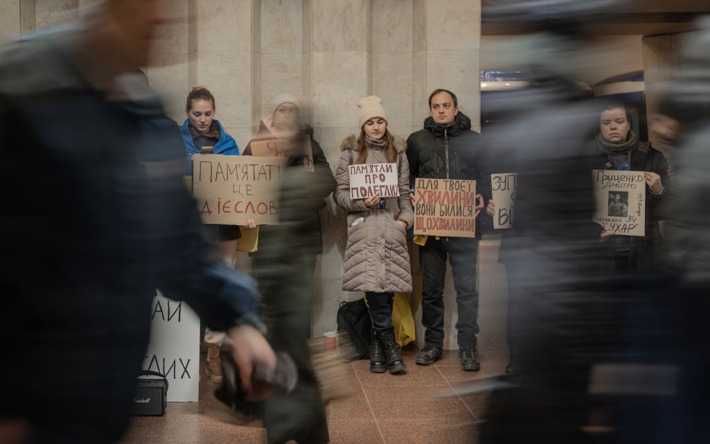 Актывісты трымаюць транспаранты падчас агульнанацыянальнай хвіліны маўчання ў памяць аб загінулых украінцах. Штодня а 9-й раніцы ўкраінцы ўшаноўваюць загінулых ад расейскага ўварвання агульнанацыянальнаю хвілінаю маўчання. Харкаў, Украіна. 2 студзеня 2025 года. Фота: Ivan Samoilov / Gwara Media / Global Images Ukraine via Getty Images