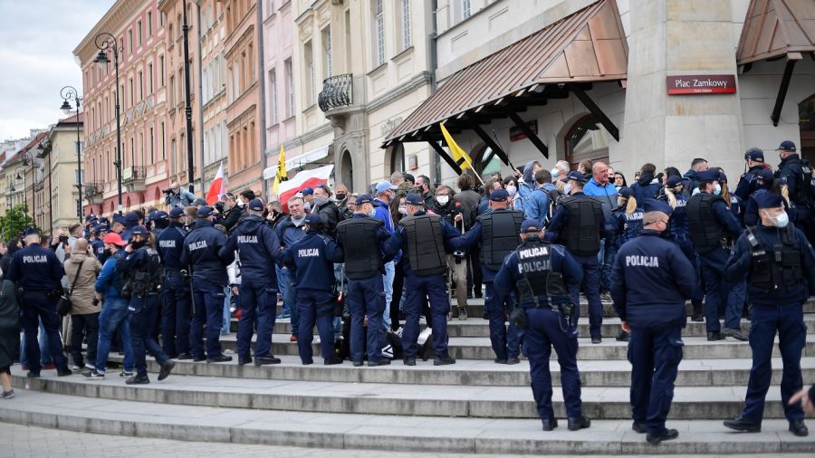 Prezydent Warszawy odniósł się do wydarzeń, do których doszło podczas nielegalnego zgromadzenia (fot. PAP/Marcin Obara)