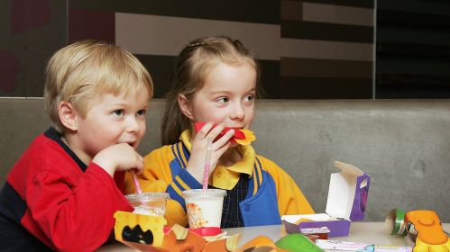 Дзеці ў рэстаране McDonald's 29 жніўня 2006 года ў Мельбурне, Аўстралія. Фота: Kristian Dowling/Getty Images