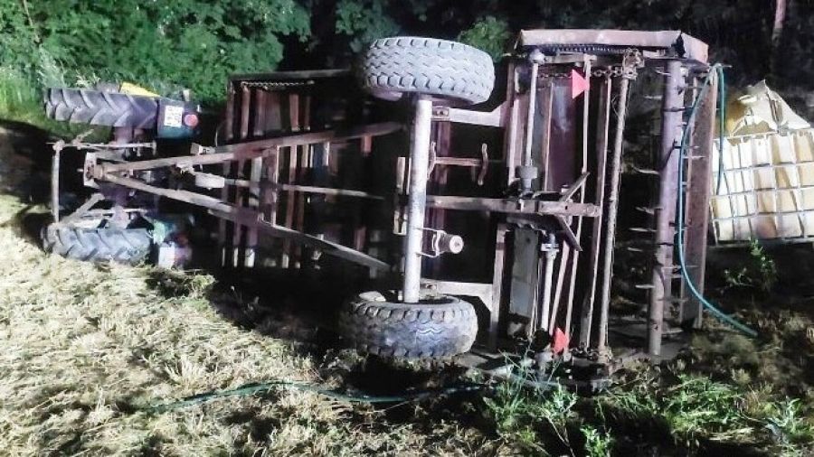 Mężczyzna zginął przygnieciony ciągnikiem (Fot. policja)