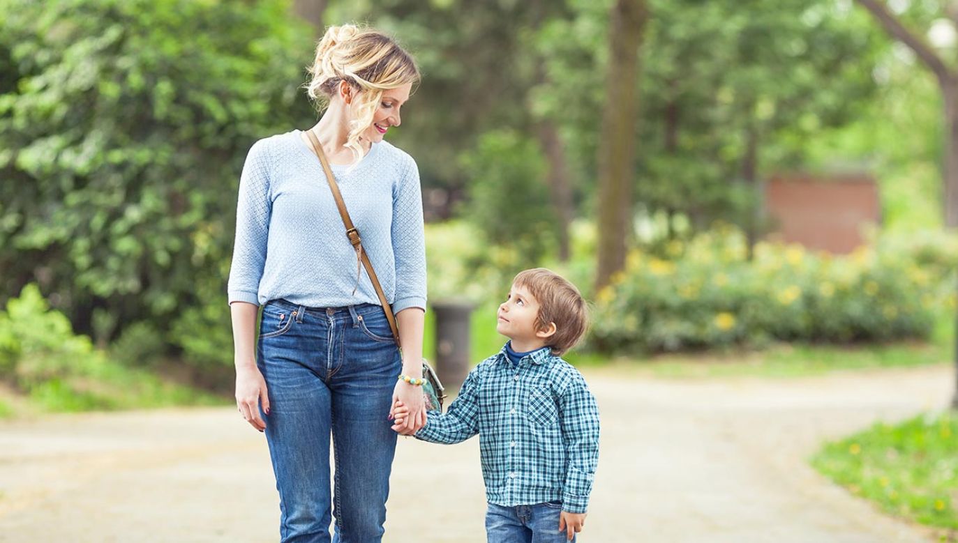 Rząd przekonuje, że samotni rodzice rozliczą się wspólnie z dzieckiem (fot. Shutterstock)