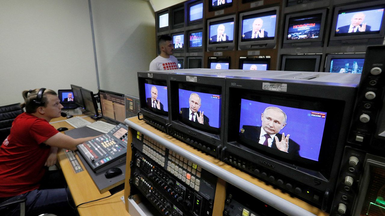 Zdaniem autorów raportu główne zagrożenie dla pracowników mediów stanowią przedstawiciele władzy (fot. REUTERS/Ilya Naymushin) Zdaniem autorów raportu główne zagrożenie dla pracowników mediów stanowią przedstawiciele władzy (fot. REUTERS/Ilya Naymushin)