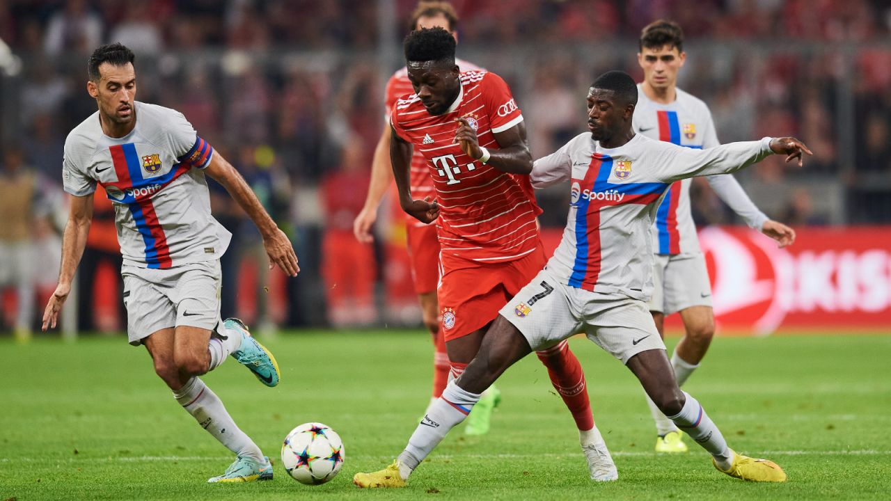 Sergio Busquets (L), Alphonso Davies (Ś) oraz Ousmane Dembele (P) w meczu Bayernu Monachium z Barceloną (fot. Getty)