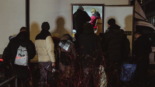 Раздача продуктов нуждающимся беларусам, организованная проповедником Сергием Мельянцом. Варшава, Польша. 13 февраля 2025 года. Фото: Белсат