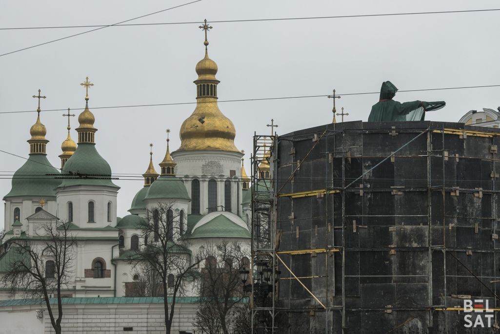 Драўляныя шчыты абараняюць помнік Багдану Хмяльніцкаму ад магчымага разбурэння падчас расейскіх ракетных абстрэлаў. Кіеў, Украіна. 16 сакавіка 2023 года. (Фота: Уладзіслаў Максіменка / Белсат)