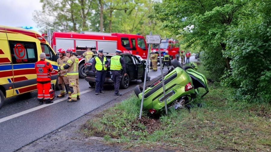 Zablokowana była droga krajowa nr 91 w Bogusławicach koło Kowala (woj. kujawsko-pomorskie), gdzie zderzyły się dwa samochody osobowe (fot. KM PSP we Włocławku)
