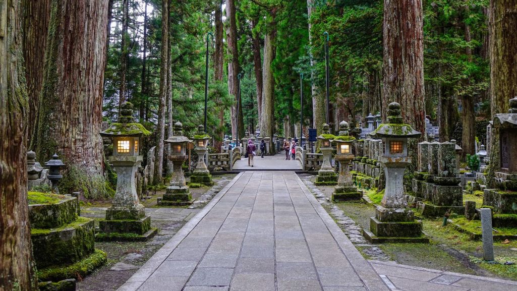 Cmentarz Okunoin jest najstarszą nekropolią Japonii (fot. Phuong D. Nguyen/ Shutterstock)