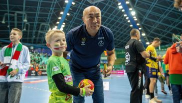 Tałant Dujszebajew z młodym kibicem Śląska Wrocław (fot. Orlen Superliga)