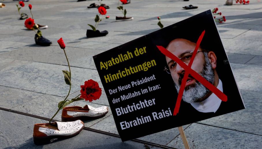 Raisi jest współodpowiedzialny za masakrę więźniów politycznych w 1988 roku (fot. PAP/EPA/FILIP SINGER)