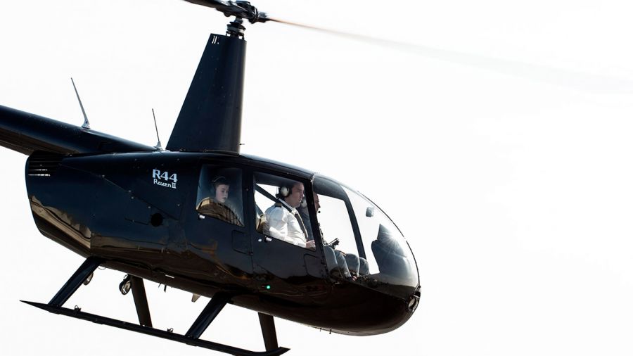 Jedna z maszyn to Robinson R-44 Raven (fot. Arterra/Universal Images Group/Getty)