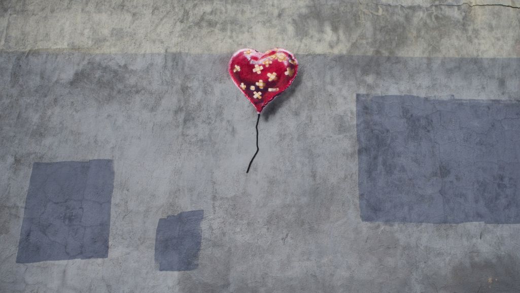 Po 2000 r. Banksy zaczął stawiać na anonimowość. Na początku chodziło mu tylko o aspekty prawne. Później zauważył, że aura tajemniczość wzbudza duże zainteresowanie jego osobą. Fot. Images/ East News
