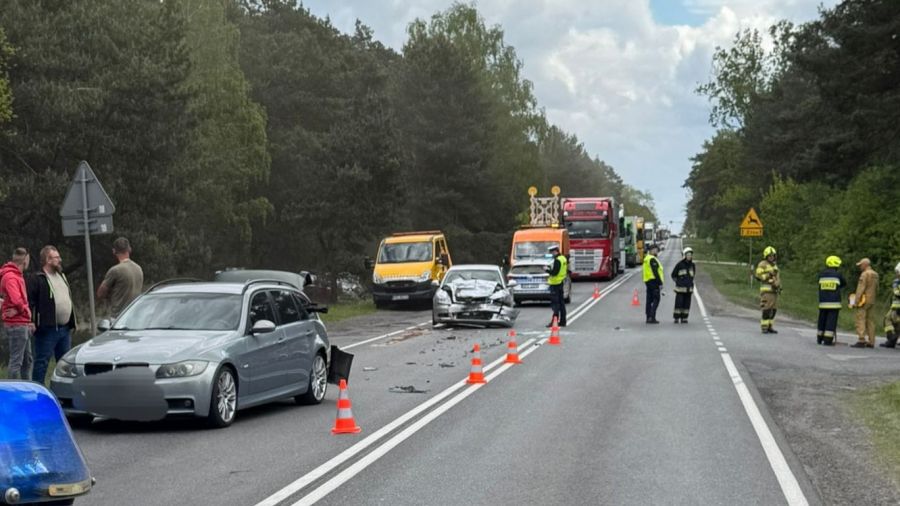 W miejscowości Włodzimierzów w powiecie piotrkowskim doszło do wypadku dwóch samochodów osobowych (fot. KMP Piotrków Trybunalski)
