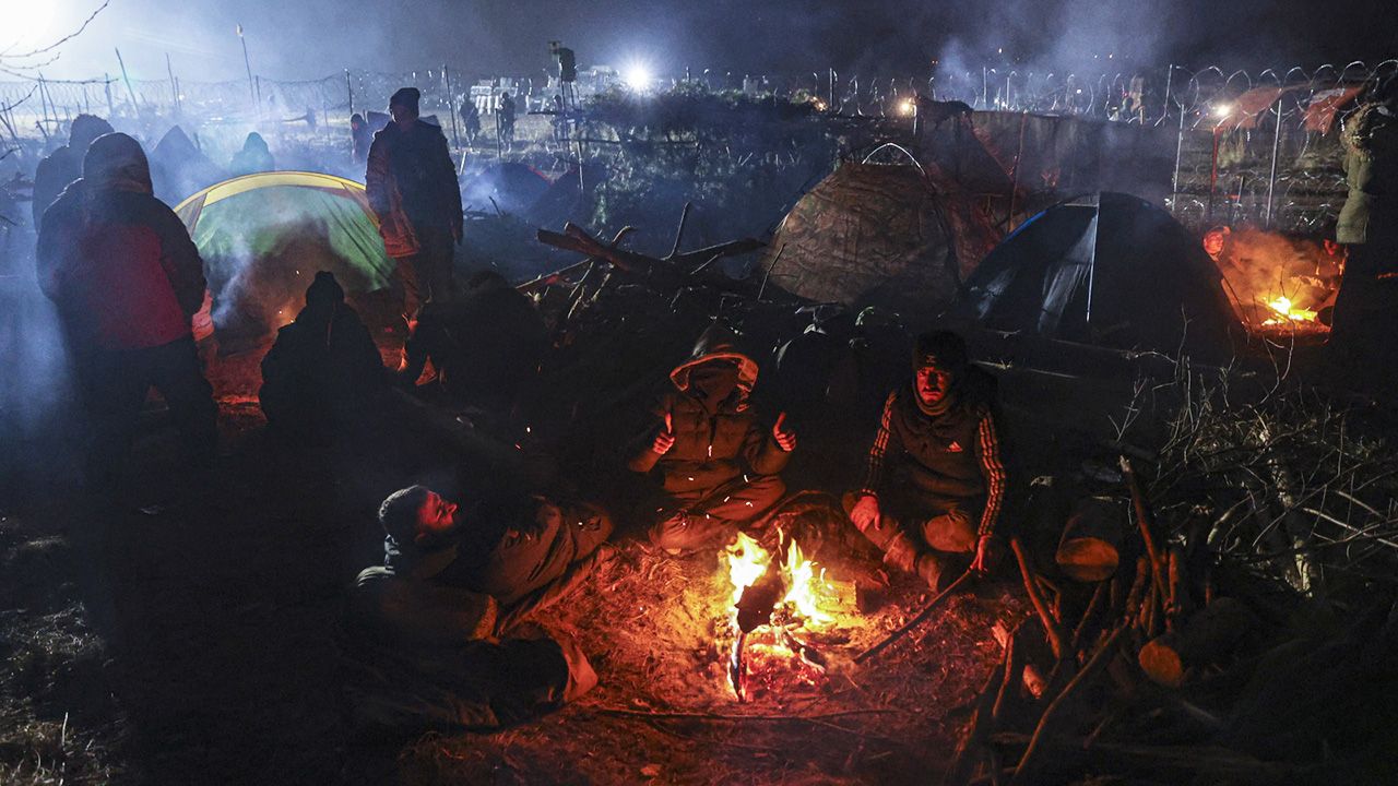 Niespokojna noc na granicy (fot. PAP/EPA/STR)