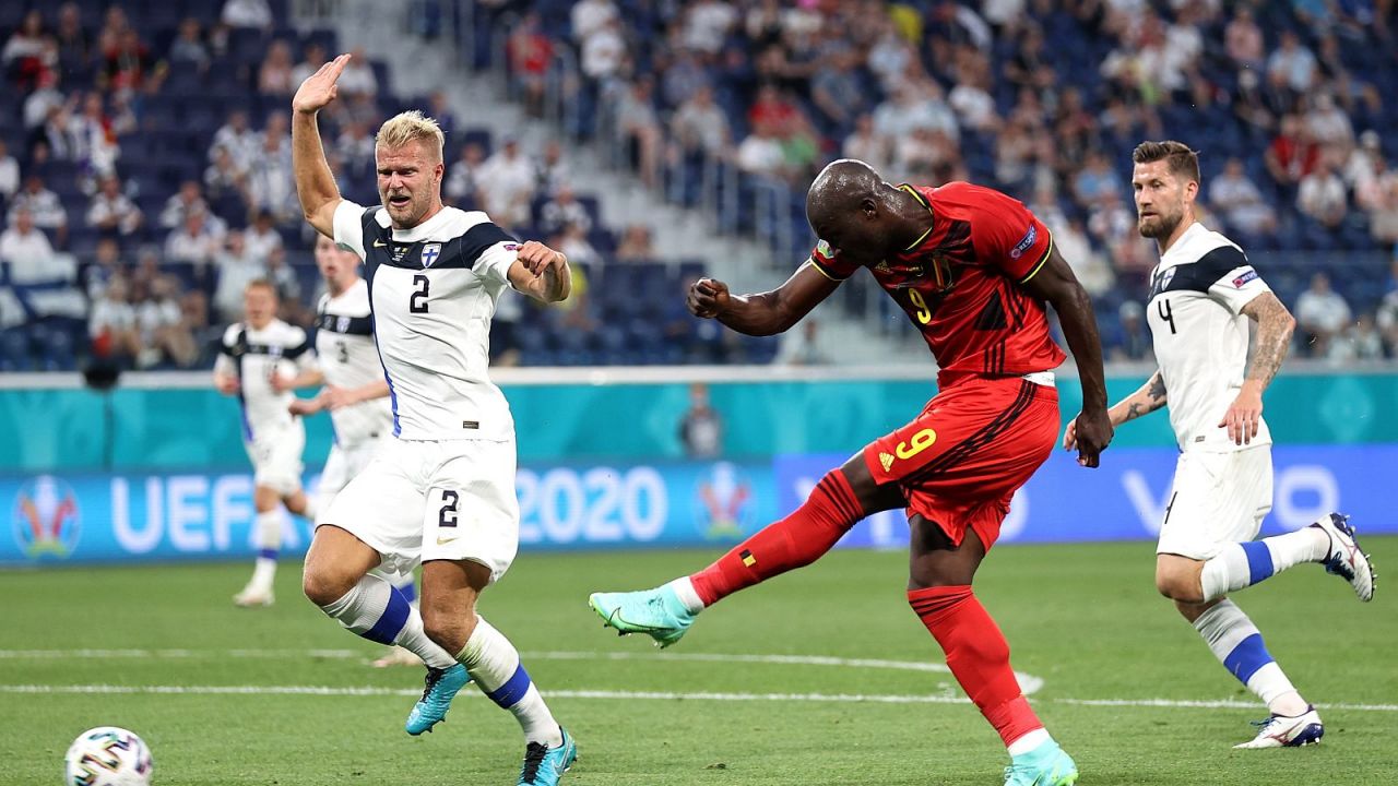 Paulus Arajuuri (L) i Romelu Lukaku (P) (fot. PAP)