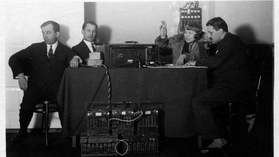 Lata 30. XX wieku. Rozgłośnia radiowa w Wilnie. Witold Hulewicz (pierwszy z prawej) z pracownikami rozgłośni. Fot. Żyliński Wacław/IKC/NAC