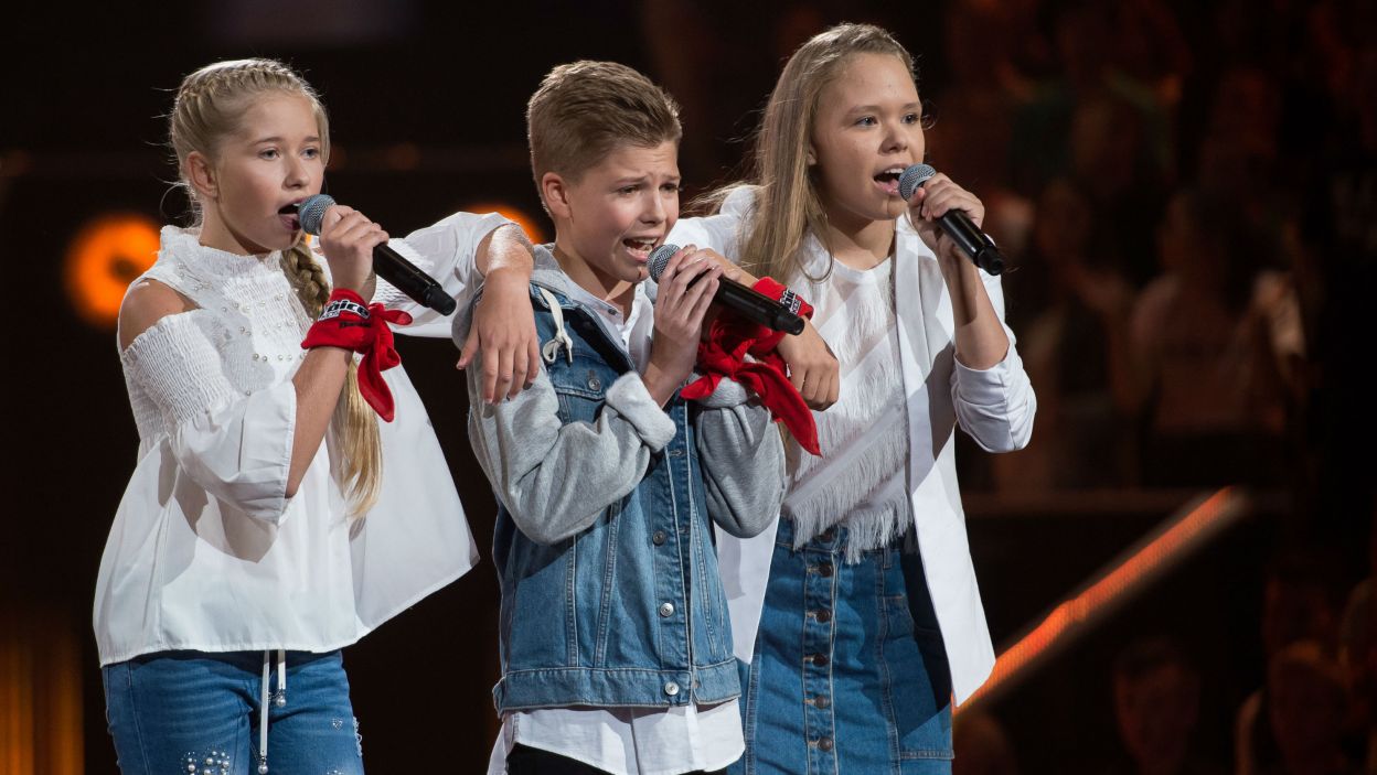 Bitwy rozpoczęli Wiktoria, Piotr i Maja żywiołowym wykonaniem znanej z Męskiego Grania piosenki „Początek” (fot. J. Bogacz/TVP)