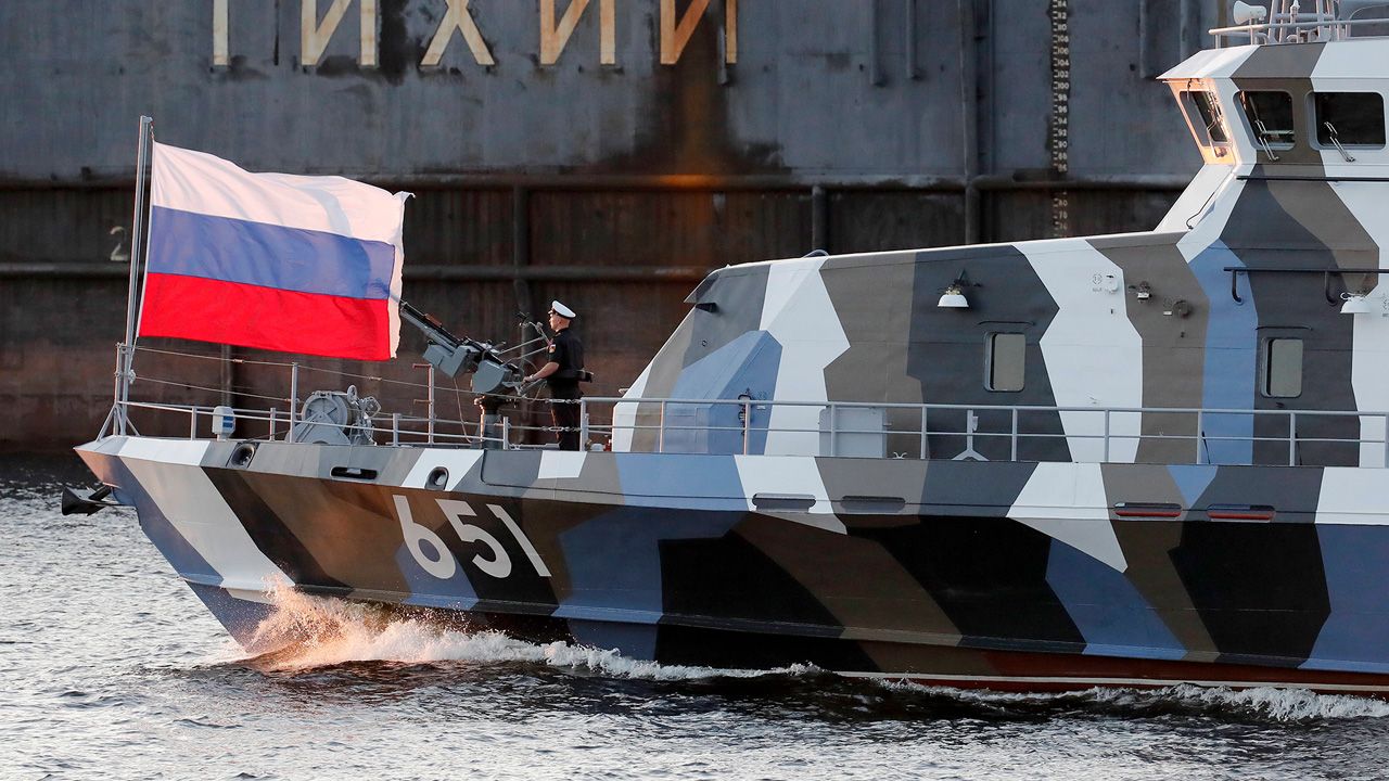 Rosyjskie okręty mają m.in. zbierać informacje o podwodnych sieciach transferu danych teleinformatycznych (fot. arch.PAP/EPA, zdjęcie ilustracyjne)