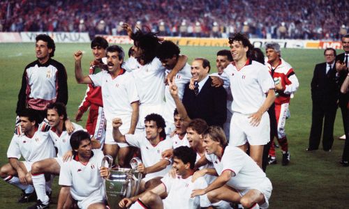 With players from his AC Milan club after winning the European Cup in 1989. Photo: Peter Robinson/ PAP/PA 