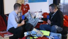 Grzegorz Kuśmirek z kolekcją koszulek Bayernu (fot. TVP)