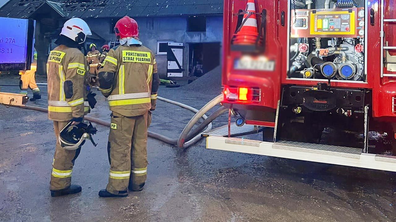 Strażacy na miejscu pożaru przystąpili do resuscytacji krążeniowo-oddechowej 69-letniej kobiety (fot. PAP/Michał Chachuła PSP; zdjęcie ilustracyjne)