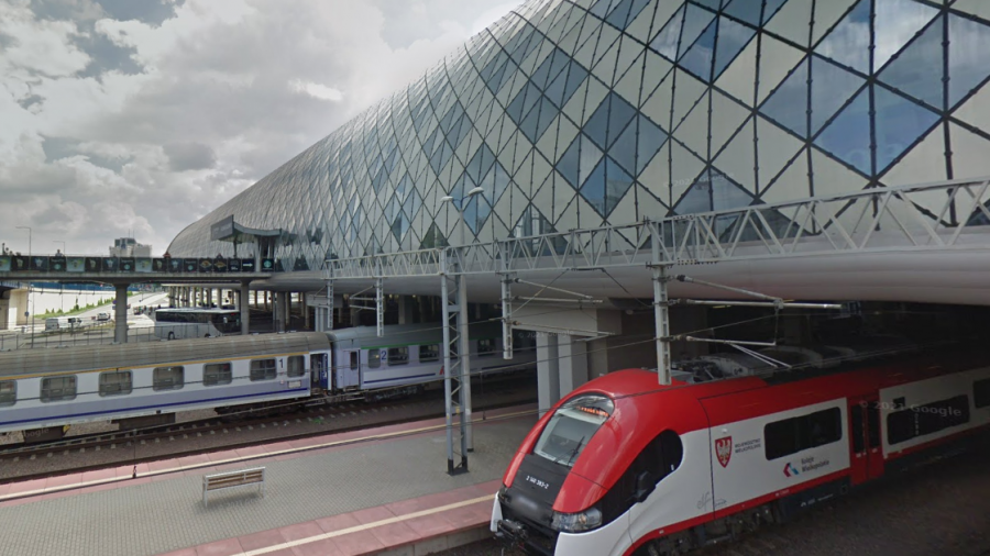 Wpadła pod pociąg. Wypadek na dworcu (fot. Google Maps, screnshot)