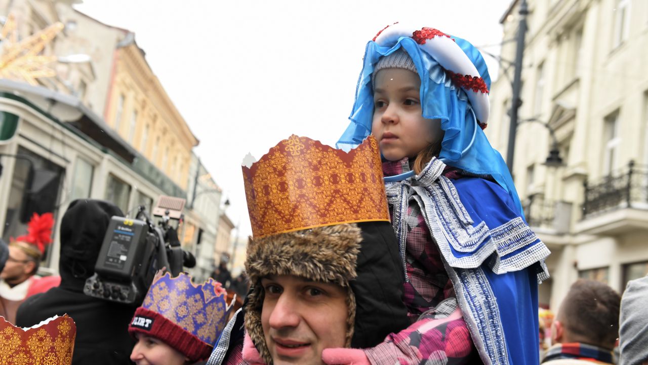 Orszaki Trzech Króli gromadzą wiele rodzin z dziećmi (fot.  PAP/Grzegorz Michałowski)