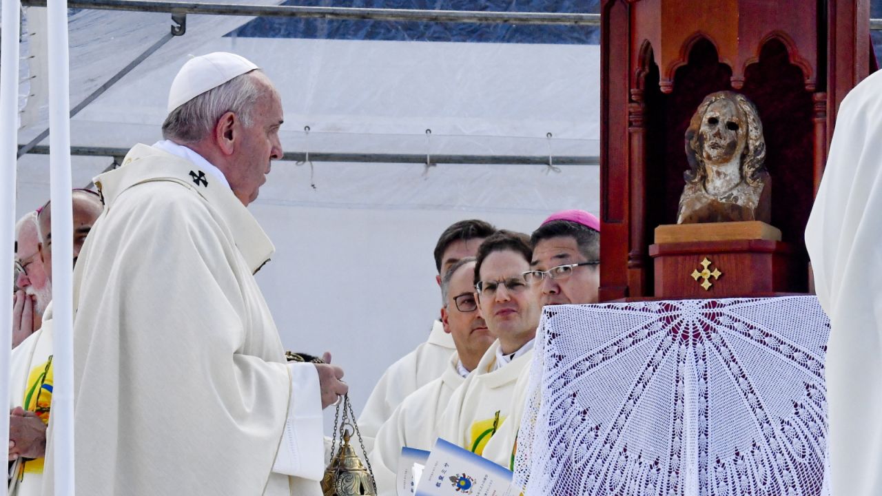 Przy ołtarzu znajdowała się figura Matki Bożej nazywana Madonną z Nagasaki. Wybuch sprzed 74 lat zniszczył niemal doszczętnie katolicką katedrę Urakami (fot. PAP/EPA/CIRO FUSCO) Przy ołtarzu znajdowała się figura Matki Bożej nazywana Madonną z Nagasaki. Wybuch sprzed 74 lat zniszczył niemal doszczętnie katolicką katedrę Urakami (fot. PAP/EPA/CIRO FUSCO)