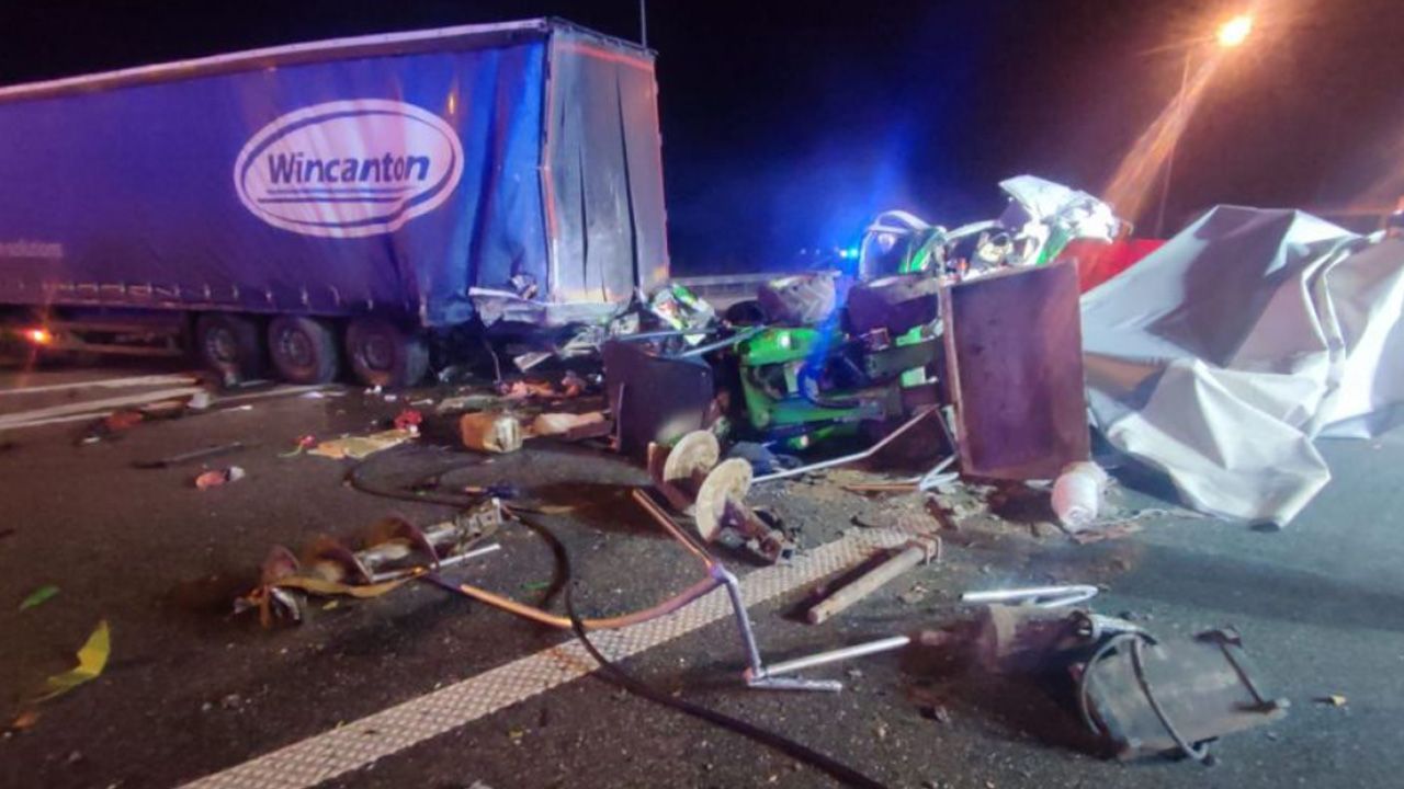 Wypadek na autostradzie A1. Zderzenie dostawczaka i ciężarówki