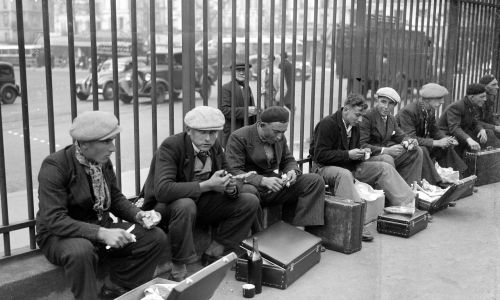 Wino zabierali ze sobą mężczyźni idący do wojska. Jak ci oborowi na Gare de l'Est w Paryżu w 1939 roju. Fot. Roger Viollet via Getty Images