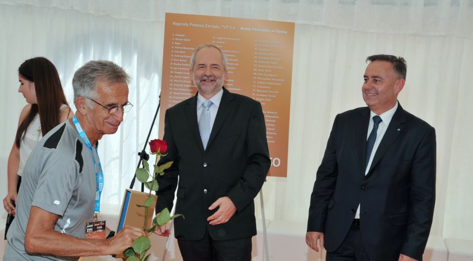 Jacek Fedorowicz z jubileuszową różą (fot. Ireneusz Sobieszczuk/TVP)