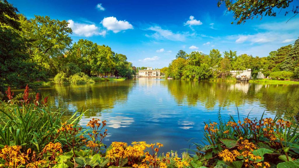 Łazienki Królewskie to rozległy park z pięknymi ogrodami, Pałacem na Wyspie i licznymi pawilonami. To idealne miejsce na relaksujący spacer. Fot. Roxana Bashyrova/Shutterstock