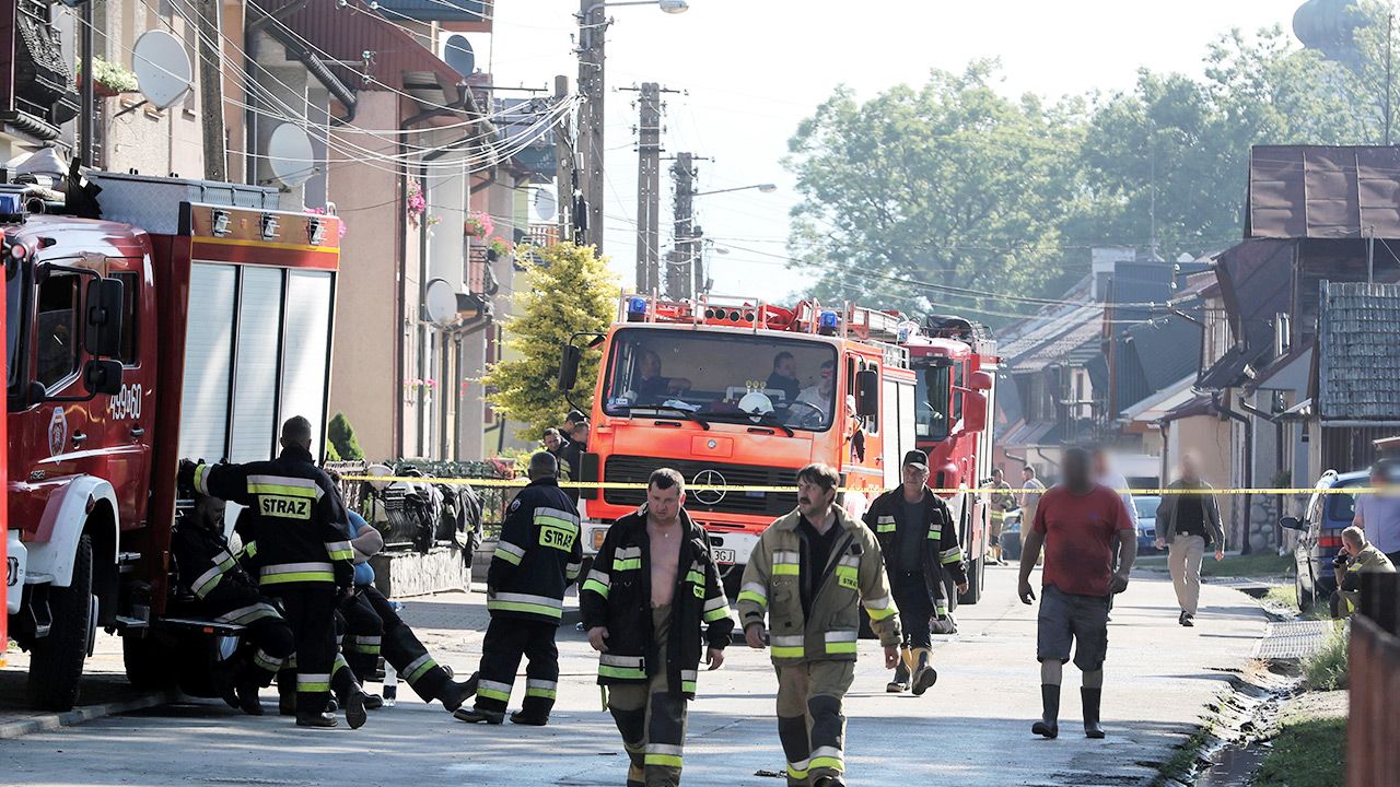 Mieszkańcy wsi, dziękują strażakom za uratowanie wielu domów (fot. PAP/Grzegorz Momot) Mieszkańcy wsi, dziękują strażakom za uratowanie wielu domów (fot. PAP/Grzegorz Momot)