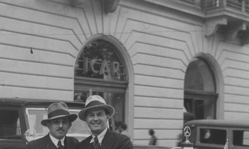 Marian Hemar (z lewej) i polski tenor o światowej sławie Jan Kiepura, 1933 rok. Fot. NAC/IKS, sygn. 1-K-1511