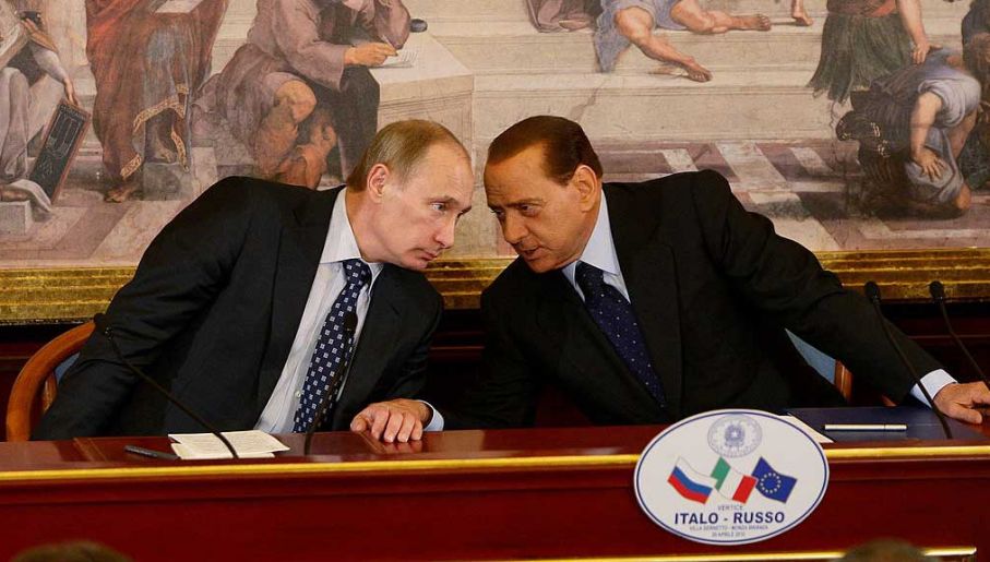 Władimir Putin i Silvio Berlusconi na wspólnej konferencji w kwietniu 2010 r. (fot. Vittorio Zunino Celotto/Getty Images)