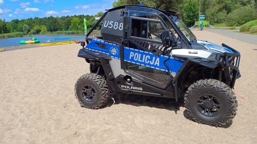 Oborniki. Mają specjalny radiowóz. Może jeździć po plaży (fot. KPP Oborniki)