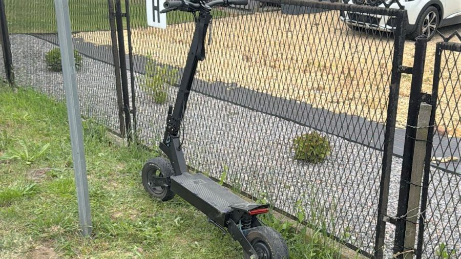 Chłopcy jechali na jednej hulajnodze elektrycznej