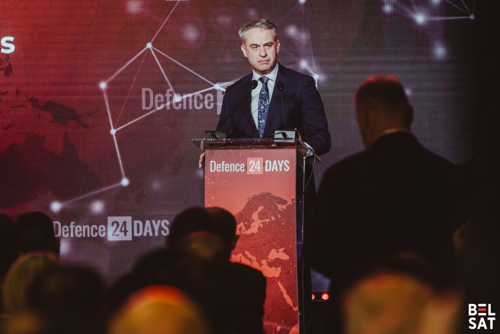 Міністр дыгіталізацыі Польшчы Кшыштаф Гаўкоўскі прамаўляе падчас адкрыцця канферэнцыі «Defence 24 Days». Варшава, Польшча. 6 траўня 2025 года. Фота: Рауль Дзюк / Белсат