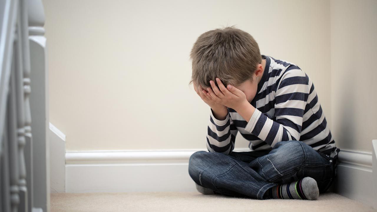 Skutki koronawirusa dotykają wiele dzieci (fot. Shutterstock/child stress) Skutki koronawirusa dotykają wiele dzieci (fot. Shutterstock/child stress)
