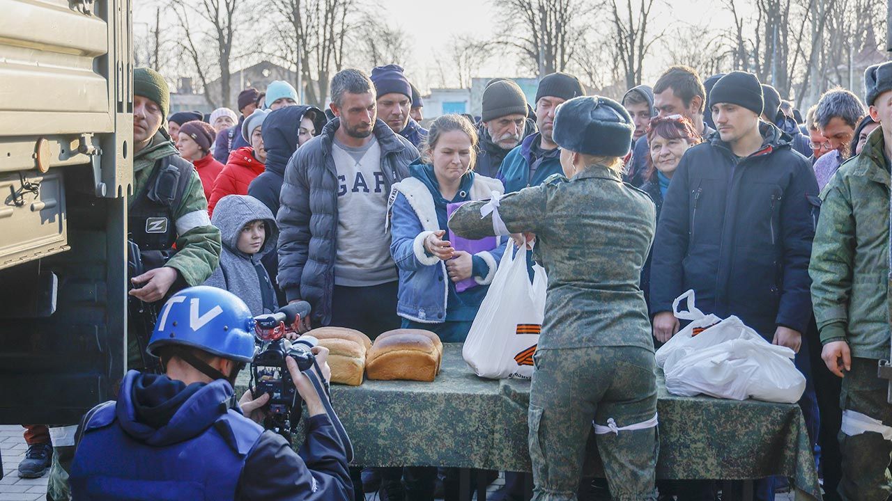 W Mariupolu panuje katastrofalna sytuacja humanitarna (fot. Sefa Karacan/Anadolu Agency via Getty Images) W Mariupolu panuje katastrofalna sytuacja humanitarna (fot. Sefa Karacan/Anadolu Agency via Getty Images)
