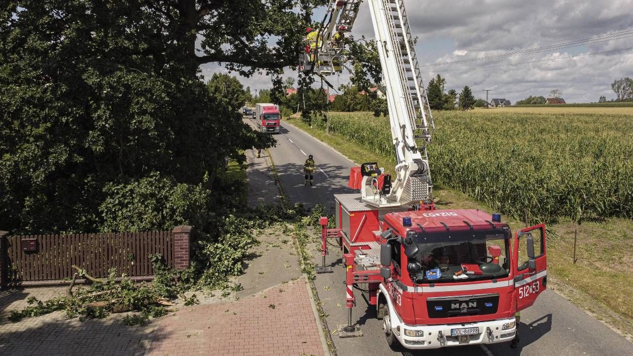 Możliwe są podtopienia i przerwy w dostawie prądu (fot. PAP/Aleksander Koźmiński) Możliwe są podtopienia i przerwy w dostawie prądu (fot. PAP/Aleksander Koźmiński)