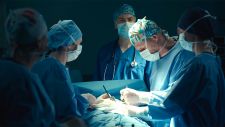 Doktor Maks Beger prowadzi z zespołem operację, podczas której nie wytrzyma nerwowo napięcia, jakie wokół niego narasta Fot. TVP
