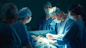 Doktor Maks Beger prowadzi z zespołem operację, podczas której nie wytrzyma nerwowo napięcia, jakie wokół niego narasta Fot. TVP