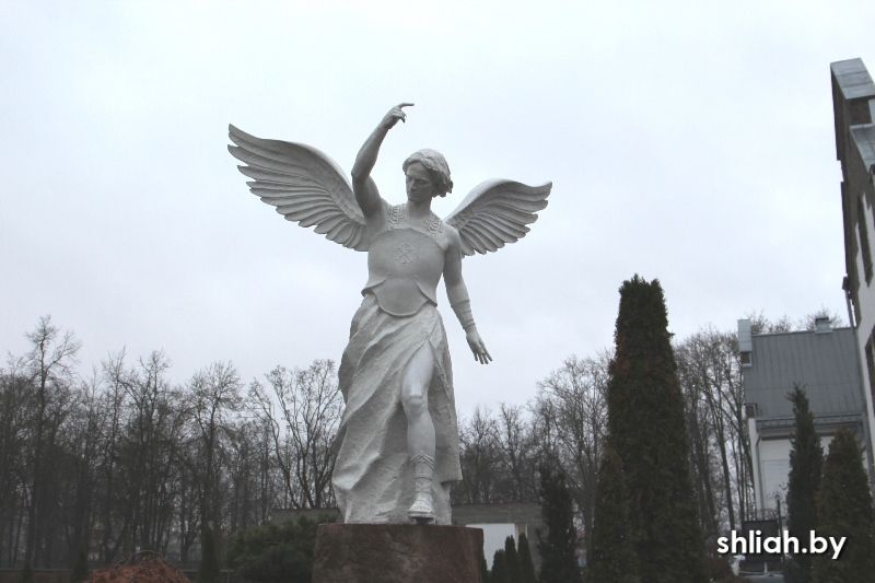 Пабітая скульптура Дзевы Марыі ў Смаргоні. (Фота: shliah.by)
