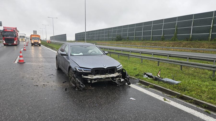  Samochód osobowy marki BMW uderzył w bariery energochłonne, blokując jeden z pasów w kierunku Łodzi (fot. KM PSP we Włocławku)