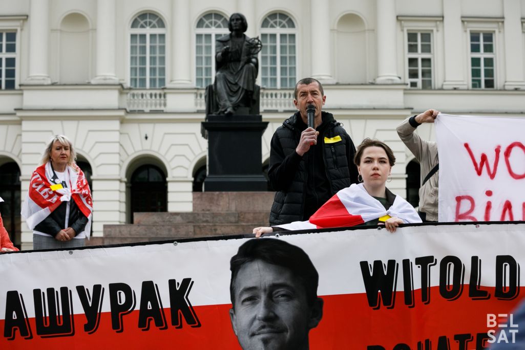 Андрэй Ашурак, брат загінулага палітвязня Вітольда Ашурка, выступае з прамовай падчас акцыі беларусаў у Варшаве, прысвечанай Дню палітвязня і гадавіне гібелі Вітольда Ашурка. Варшава, Польшча. 22 траўня 2022 года. (Фота: ВО / Белсат)