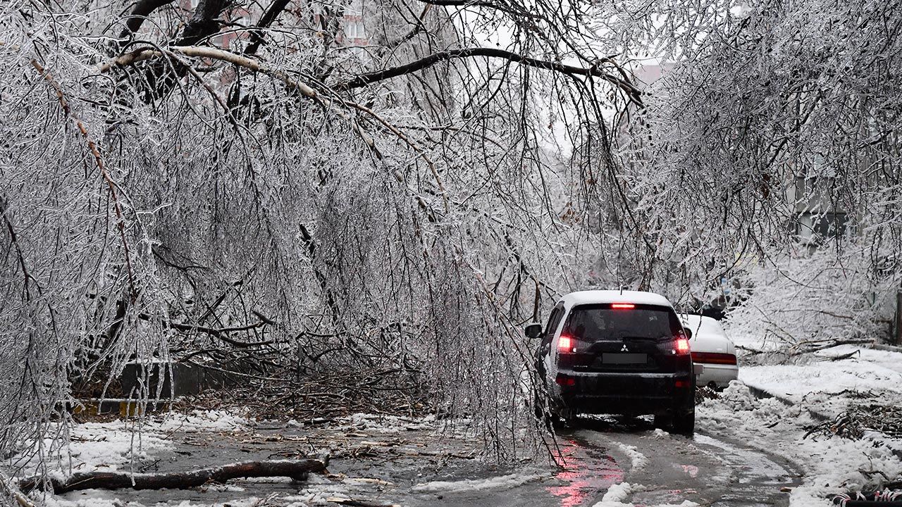 Niebezpiecznie będzie szczególnie na drogach (fot. Yuri Smityuk\TASS via Getty Images)